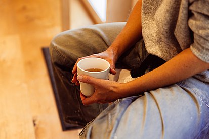 Teetasse von zwei Händen umschlossen