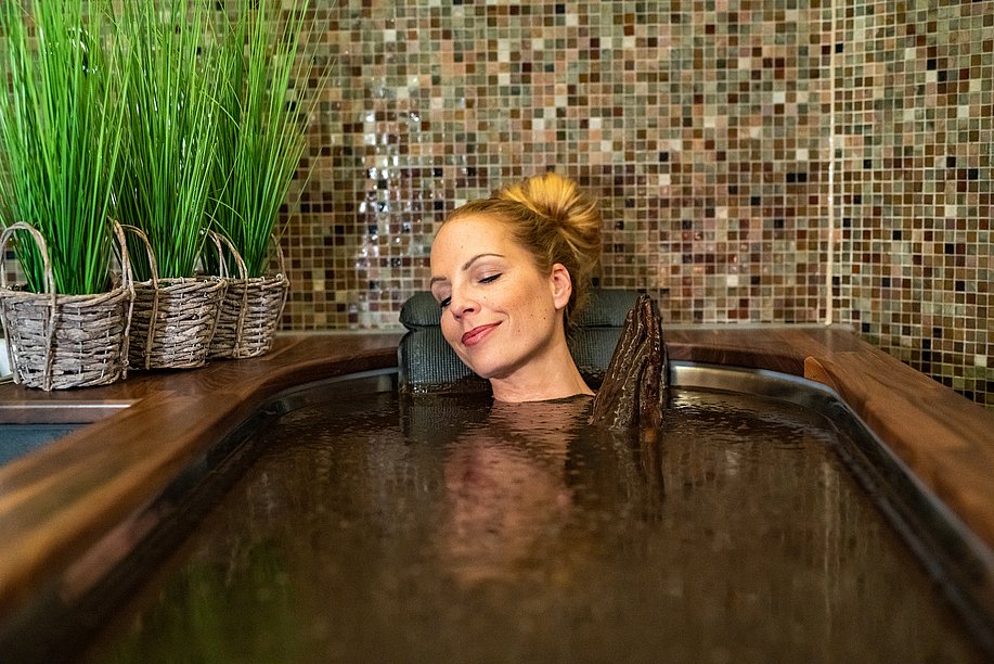 Frau nimmt ein Moorbad Frau nimmt ein Moorbad