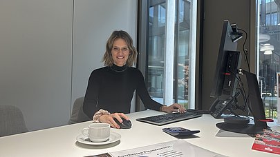 JobQuesterin Pia am Schreibtisch bei der Sparkasse