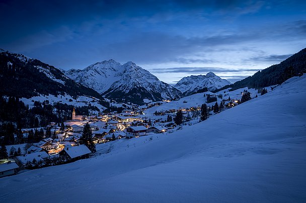Ansicht von Hirschegg im Winter bei Dämmerung Ansicht von Hirschegg im Winter bei Dämmerung
