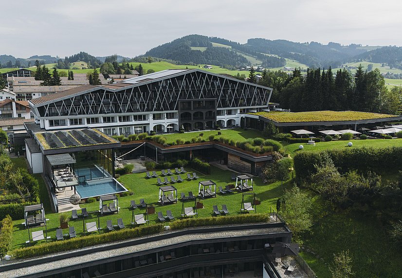 Hotel Rosenalp in Hügellandschaft mit Garten, Sonnenliegen und Außenpool