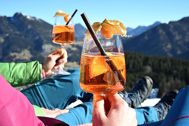 Zwei Aperol vor Bergkulisse