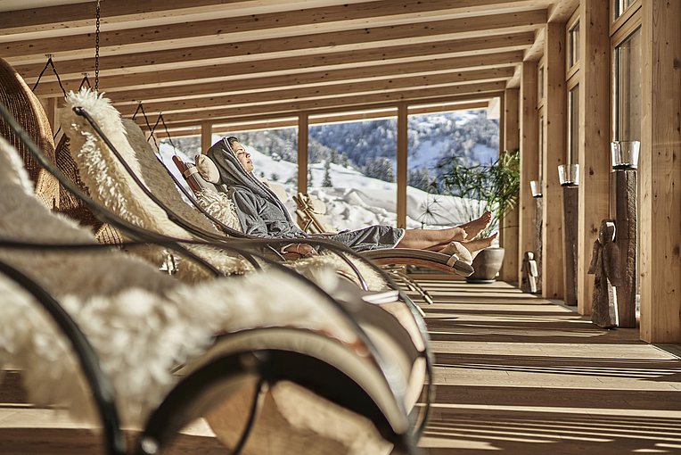 Liegen mit Schaffell bedeckt in einem sonnendurchfluteten Raum