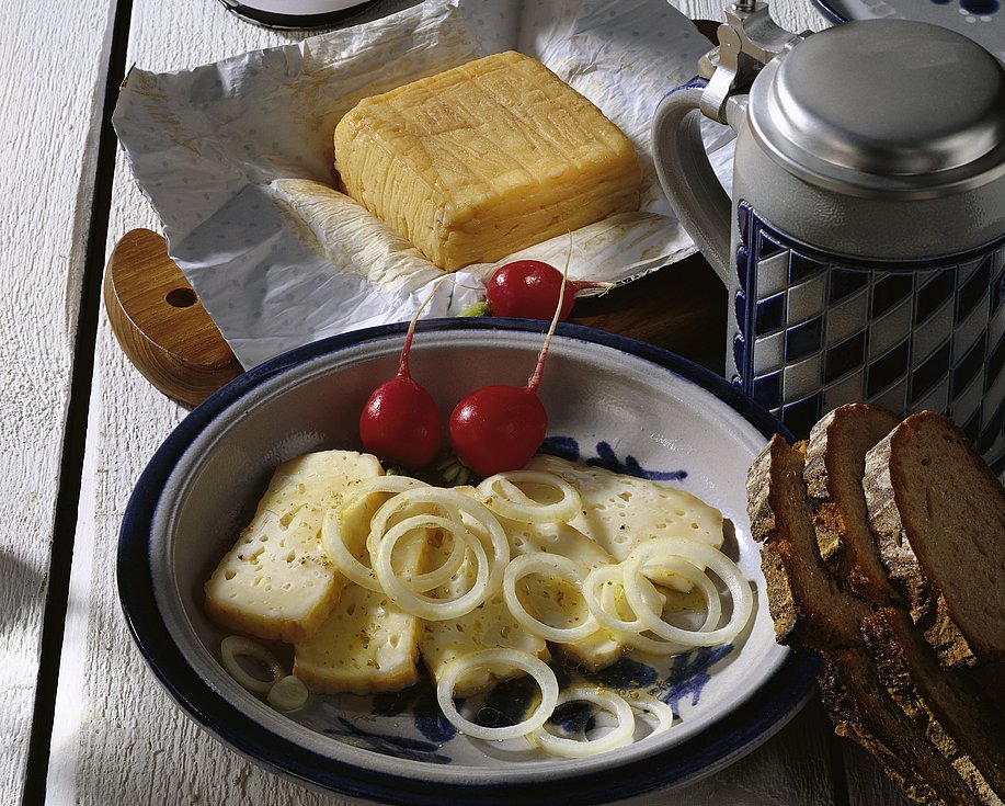 Ein Allgäuer Käse der zwar nicht so bekannt ist wie der Emmentaler, aber genauso fein schmeckt : Der Steinbuscher
