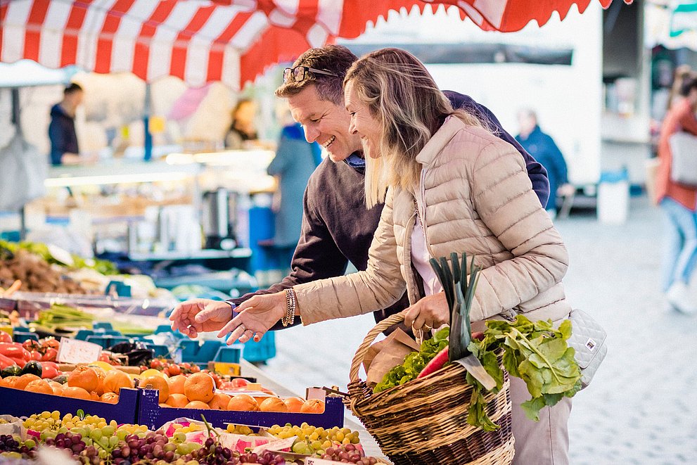 Einkaufen auf dem Wochenmarkt in Wangen