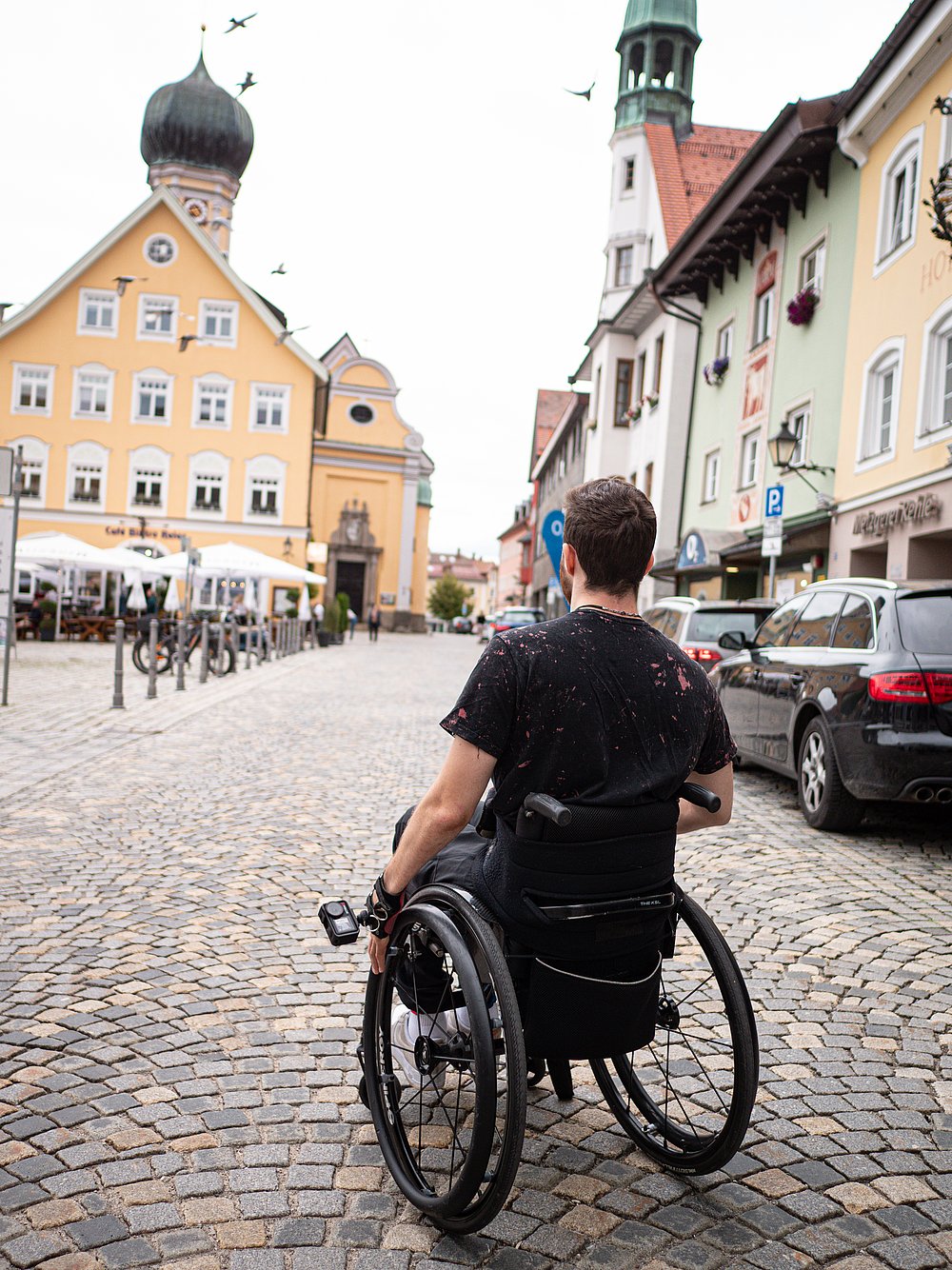 Moritz Brückner im Rollstuhl auf dem Kopfsteinpflaster am Marienplatz Immenstadt