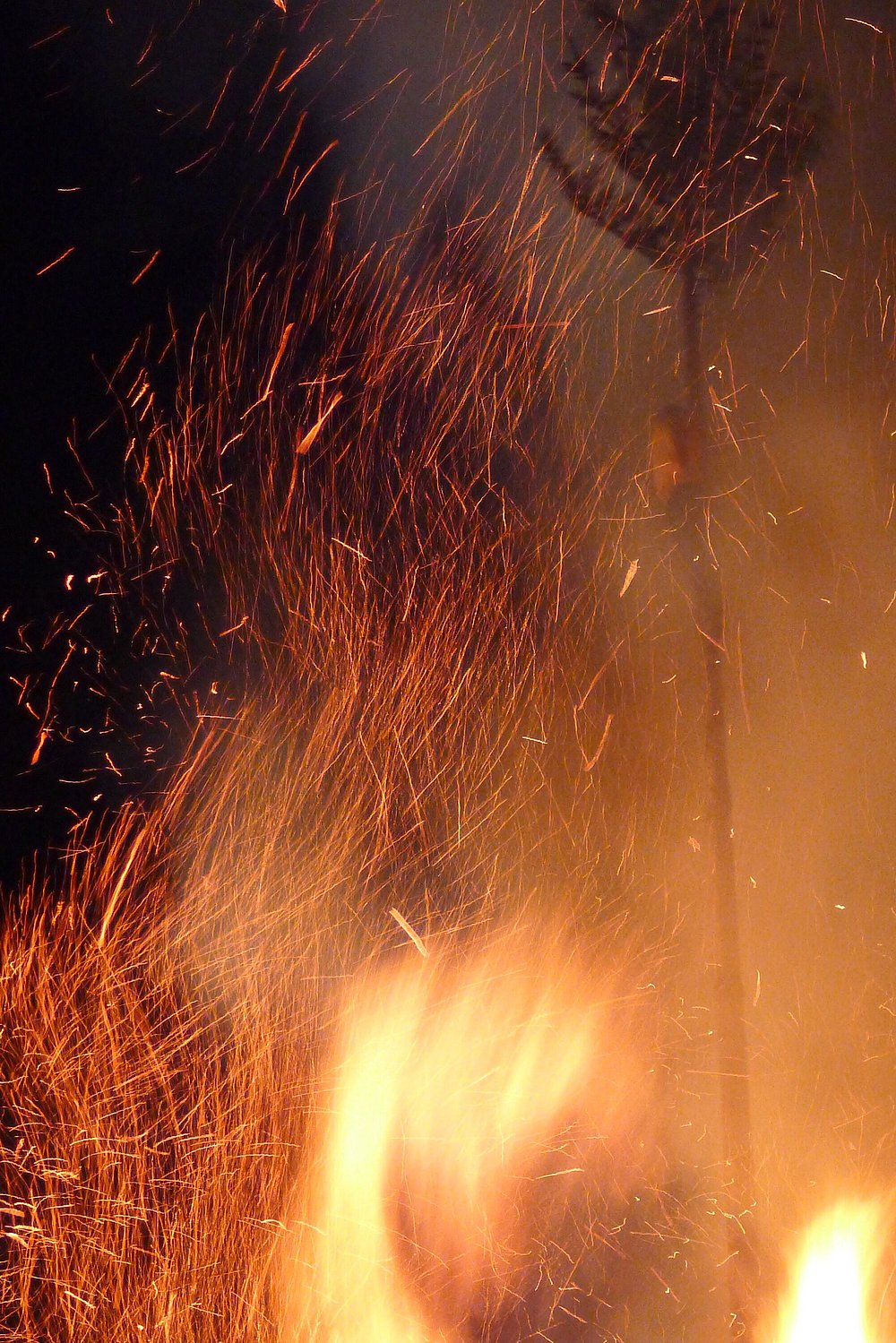 Glühende Funken beim Funkenfeuer in Hüttenberg