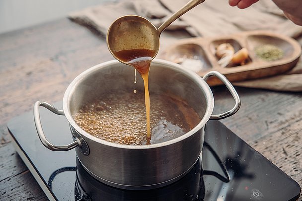 Die Sauce für Zwiebelfleisch muss etwas eindicken