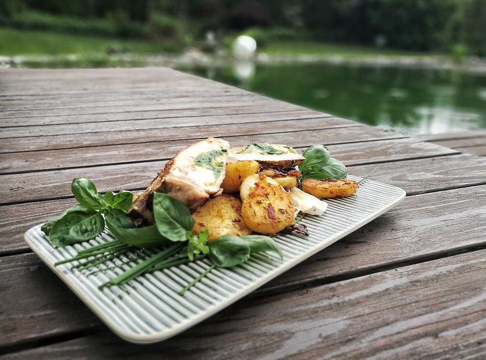 gefüllte Schweinekoteletts mit Bratkartoffeln nach einem Rezept von Christian Henze