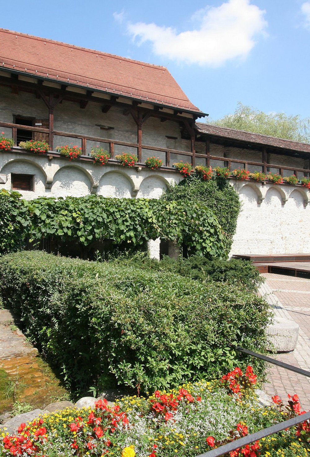 Ruhiger Innenhof in Wangen im Allgäu mit Begrünung und Wasserrad 