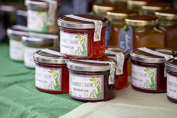 Gläser mit Apfel-Holunder-Gelee