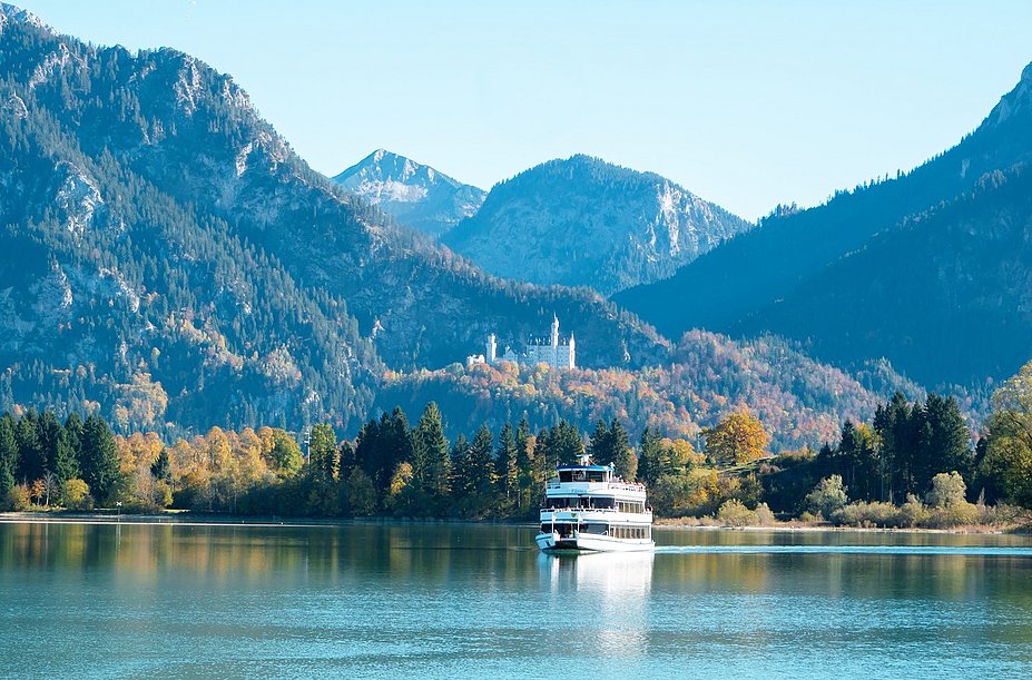 Ausflugsschiff auf dem Forggensee, im Hintergrund die Berge