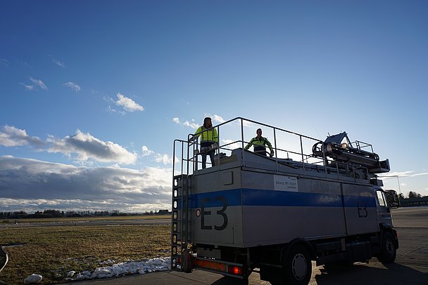 Unterwegs auf dem Rollfeld am Flughafen Memmingen