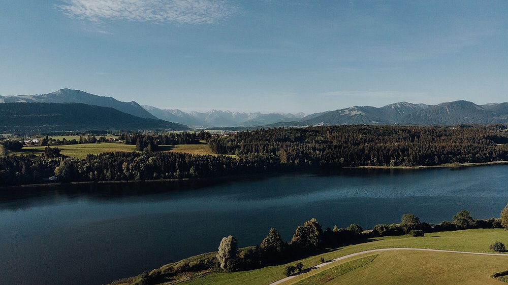 Niedersonthofener See mit Allgäuer Alpen im Hintergrund