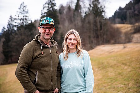Porträt auf einer Wiese: Marina Brutscher und Stephan Ehrmann