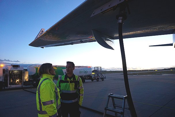 Besichtigung der Turbinen am Flughafen