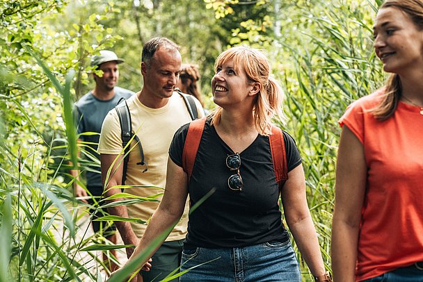 Gruppe beim Wandern im Wurzacher Ried, Frau lacht