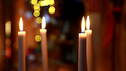 Kerzen sorgen in der Adventszeit für eine kuschelige Atmosphäre