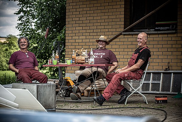 gemütliche Pause der drei von der mobilen Saftmoschte