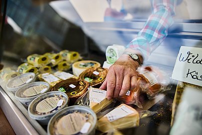 Auslage mit verschiedenen Käsesorten Auslage mit verschiedenen Käsesorten