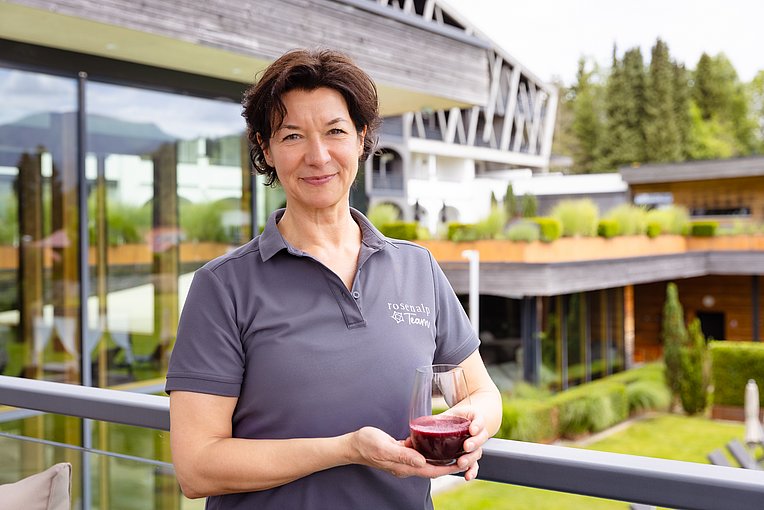 Alexandra Hintermeier auf der Terrasse des Hotels Rosenalp mit einem Saft in der Hand