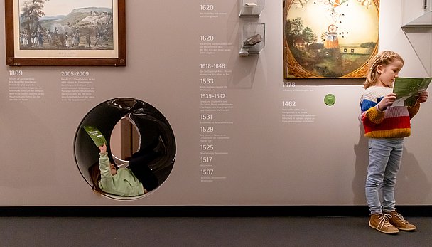 Kinder mit Rästelheft im Stadtmuseum Isny