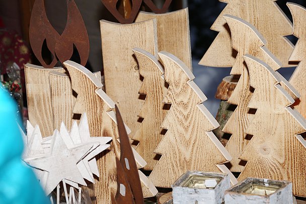 Kleine Weihnachtsbäume aus Holz Kleine Weihnachtsbäume aus Holz