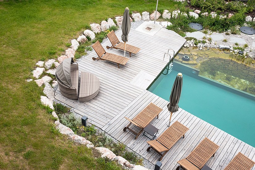 Außenpool mit Sonnenliegen im Biohotel Eggensberger