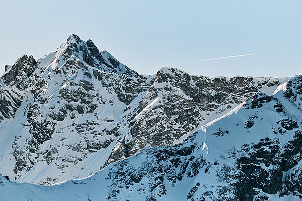 Verschneite Berggipfel
