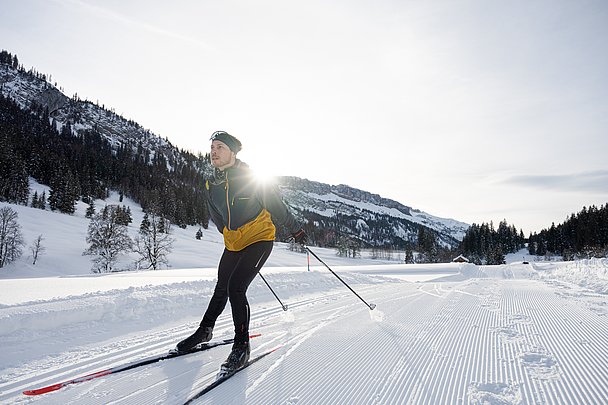 Langläufer auf der Loipe im Rohrmoostal unterhalb der Gottesackerwände