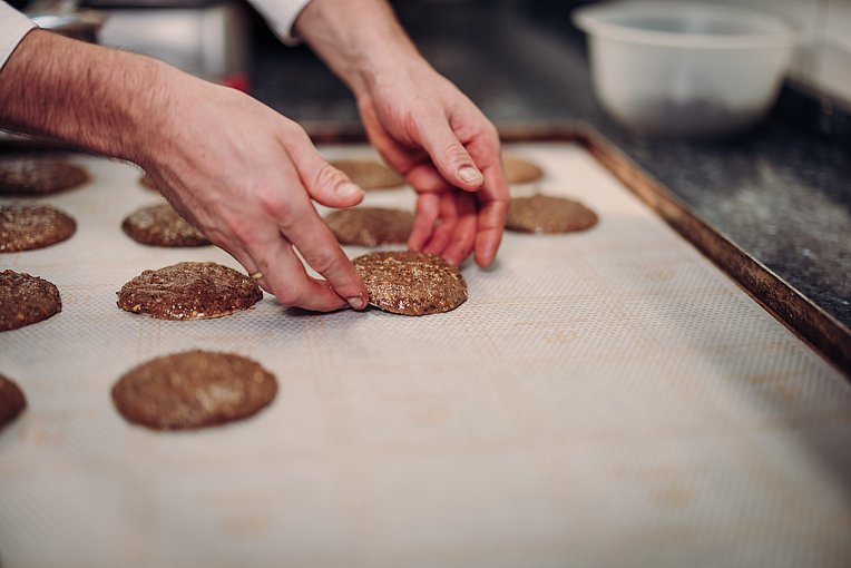 vorsichtig werden die Elisenlebkuchen aufs Blech gelegt