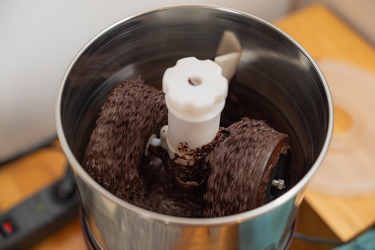 Kakaobohnen werden gemahlen