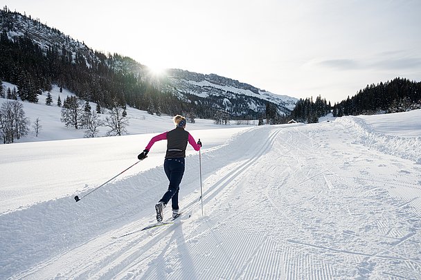 Langläuferin auf der Loipe im Rohrmoostal unterhalb der Gottesackerwände