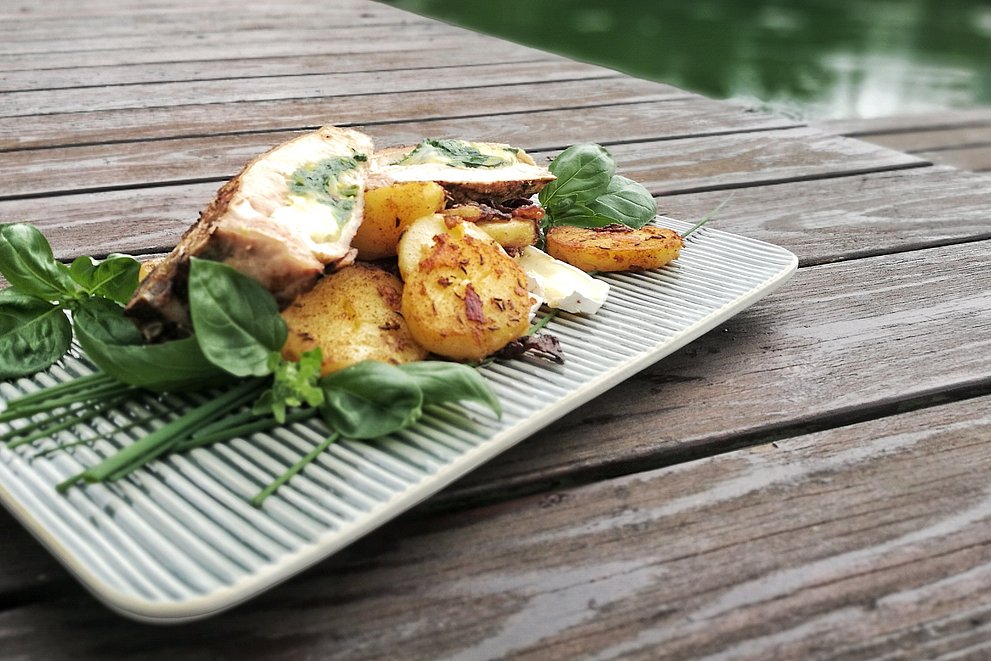 gefüllte Schweinekoteletts mit Bratkartoffeln nach einem Rezept von Christian Henze