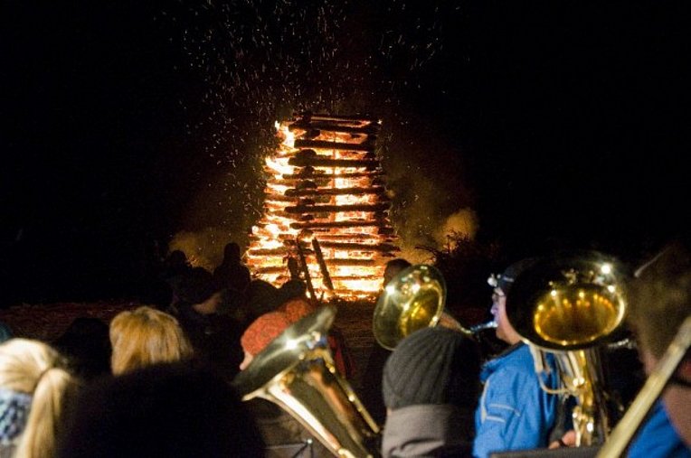 Funkenfeuer und Blasmusik