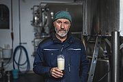 Rudi Maget mit Bier