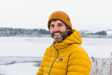 Porträt von Ben Göller vor verschneitem See 