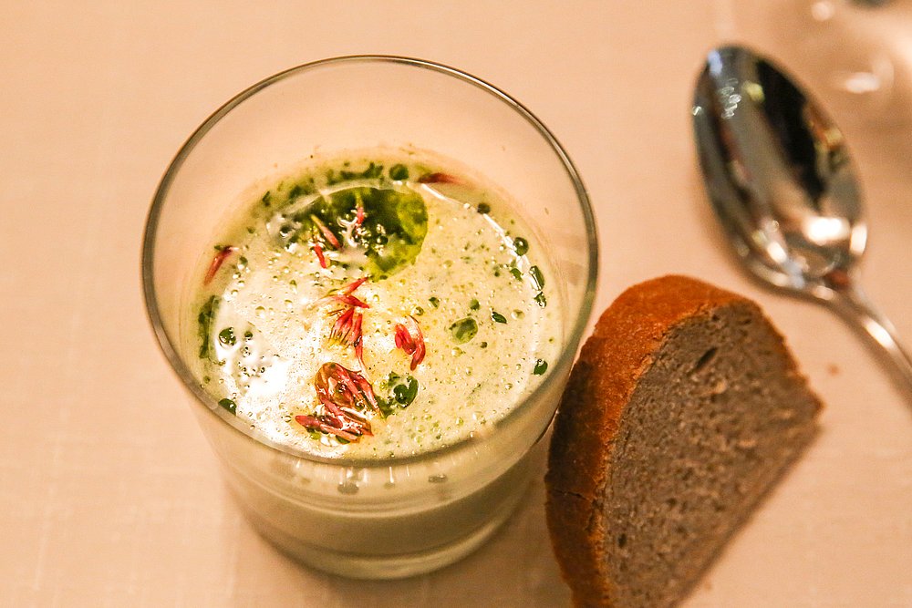 Kräutersüppchen aus heimischen Kräutern