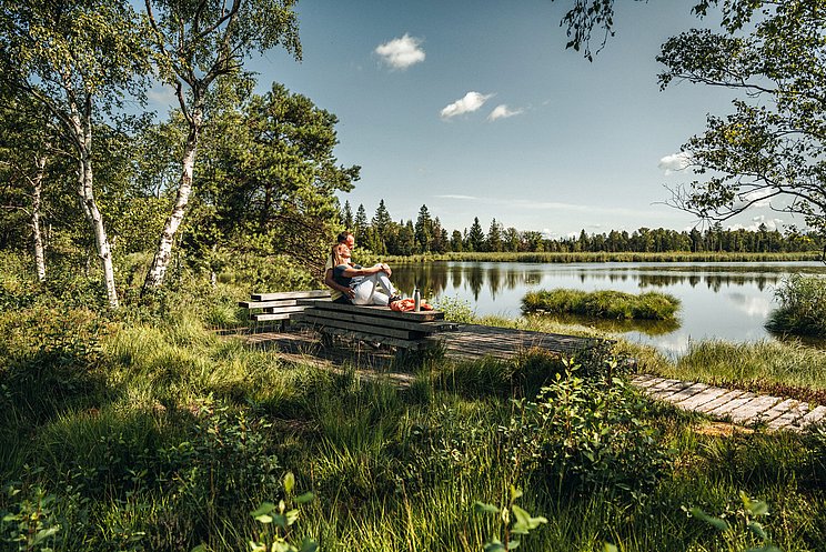 Paar auf einer Bank am Riedsee im Wurzacher Ried Paar auf einer Bank am Riedsee im Wurzacher Ried