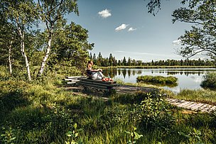 Paar auf einer Bank am Riedsee im Wurzacher Ried