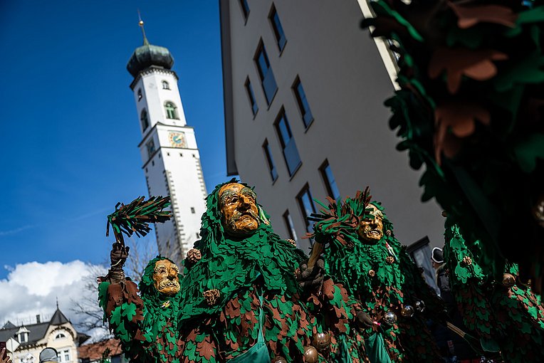 Die Narrenzunft auf dem Fasnetumzug in Isny. Die Narrenzunft auf dem Fasnetumzug in Isny.