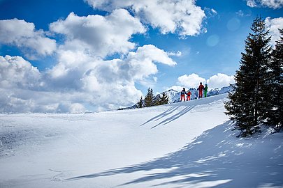 Familie auf dem verschneiten Breitenstein bei Pfronten