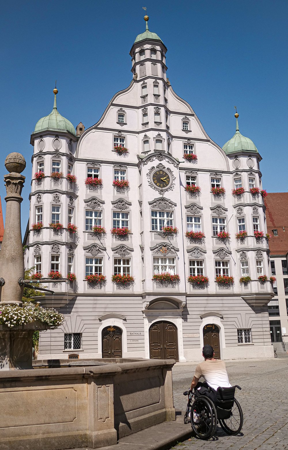 Moritz Brückner im Rollstuhl vor dem Rathaus Memmingen