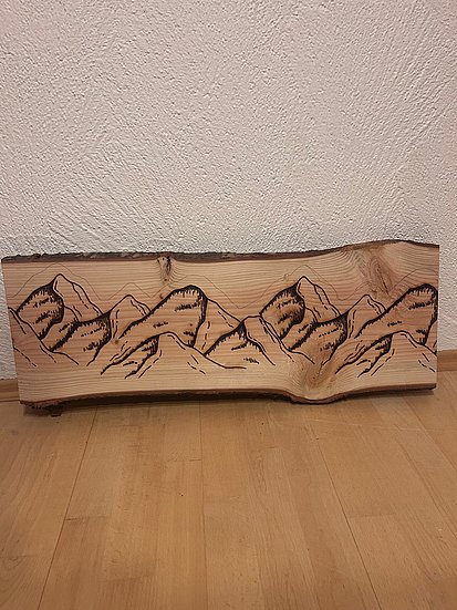 Holzschild mit Bergsilhouetten