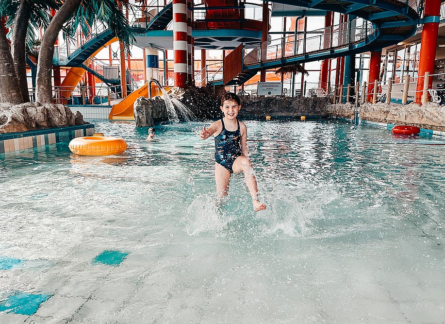 Kind planscht im Schwimmbar Wonnemar in Sonthofen im Allgäu
