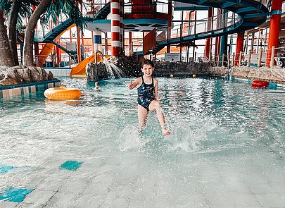 Kind planscht im Schwimmbar Wonnemar in Sonthofen im Allgäu