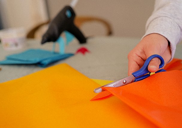 Fackel basteln: Transparentpapier wird auseinander geschnitten