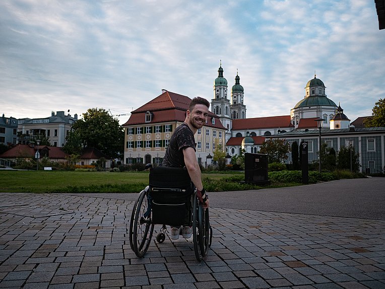 Moritz Brückner im Rollstuhl im Stadtpark Kempten