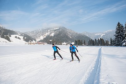 Langläufer auf der Loipe bei Balderschwang