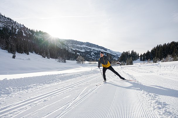 Langläufer auf der Loipe im Rohrmoostal unterhalb der Gottesackerwände